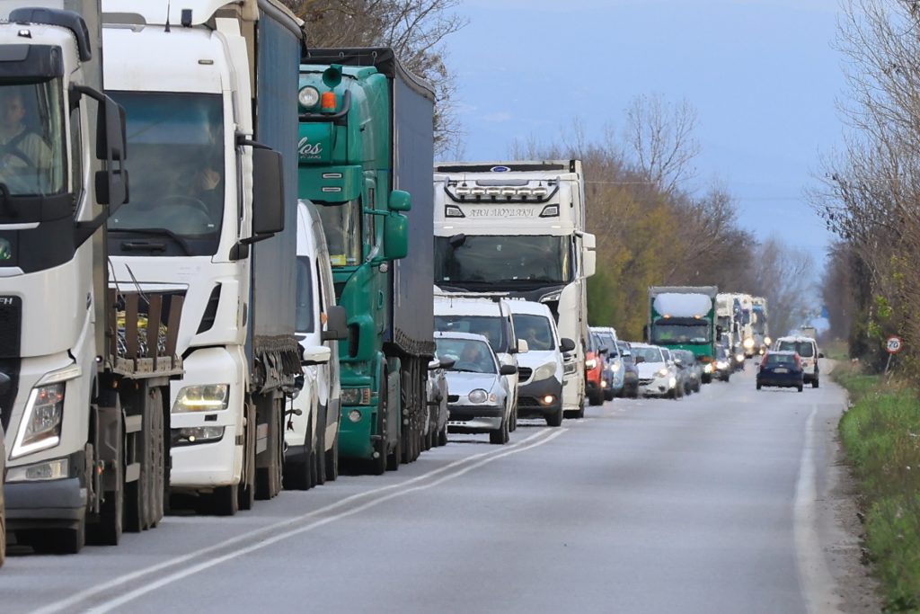 Έξοδος από… παρακαμπτήριους: Ουρές χιλιομέτρων στο Σχηματάρι, κλειστή η περιμετρική Πάτρας – Ανοίγουν τα Μάλγαρα