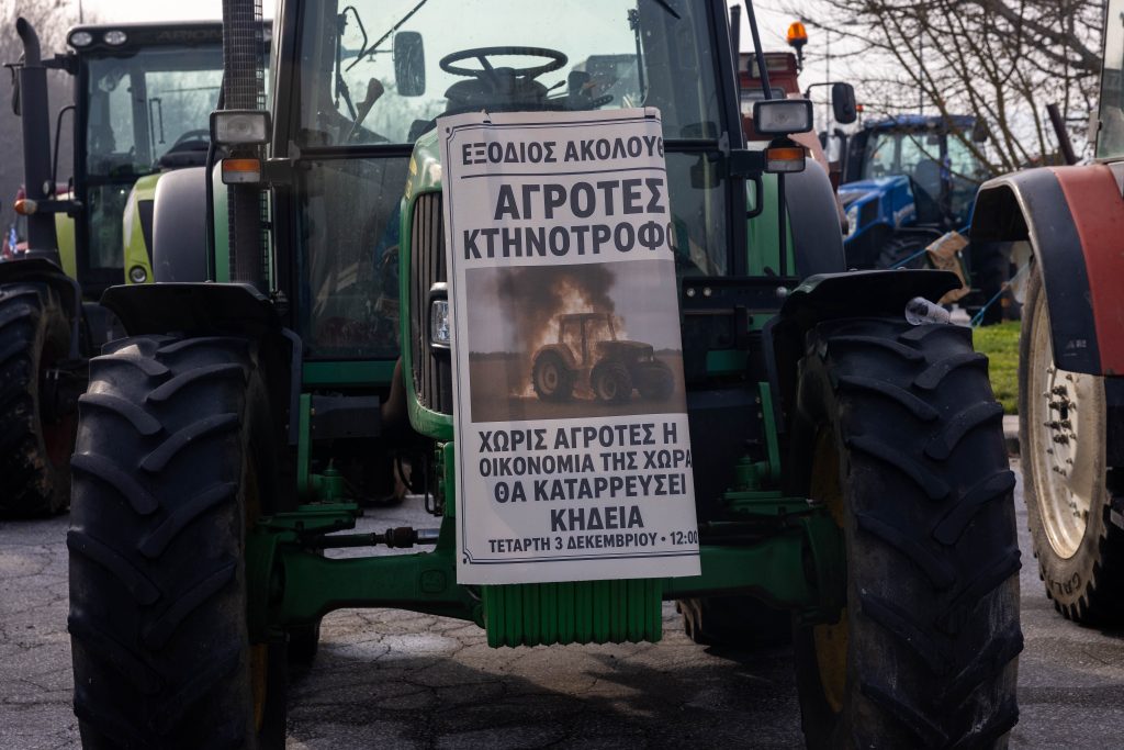 Το φάουλ των πληρωμών άναψε φωτιές στα μπλόκα