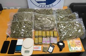 Ένας 21χρονος έκρυβε 5 κιλά χασίς και κοκαΐνη σε βαλίτσα και σε ντουλάπα στο σπίτι του