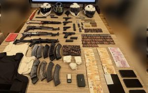 Χειροπέδες στη συμμορία των εκτελεστών: Τρομάζει το οπλοστάσιο που είχαν – Η επίθεση στον Λάλα και τα συμβόλαια θανάτου