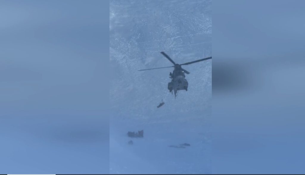 Η ηρωϊκή προσπάθεια των διασωστών να βρουν τους 4 ορειβάτες – Η στιγμή της ανάσυρσης (βίντεο)