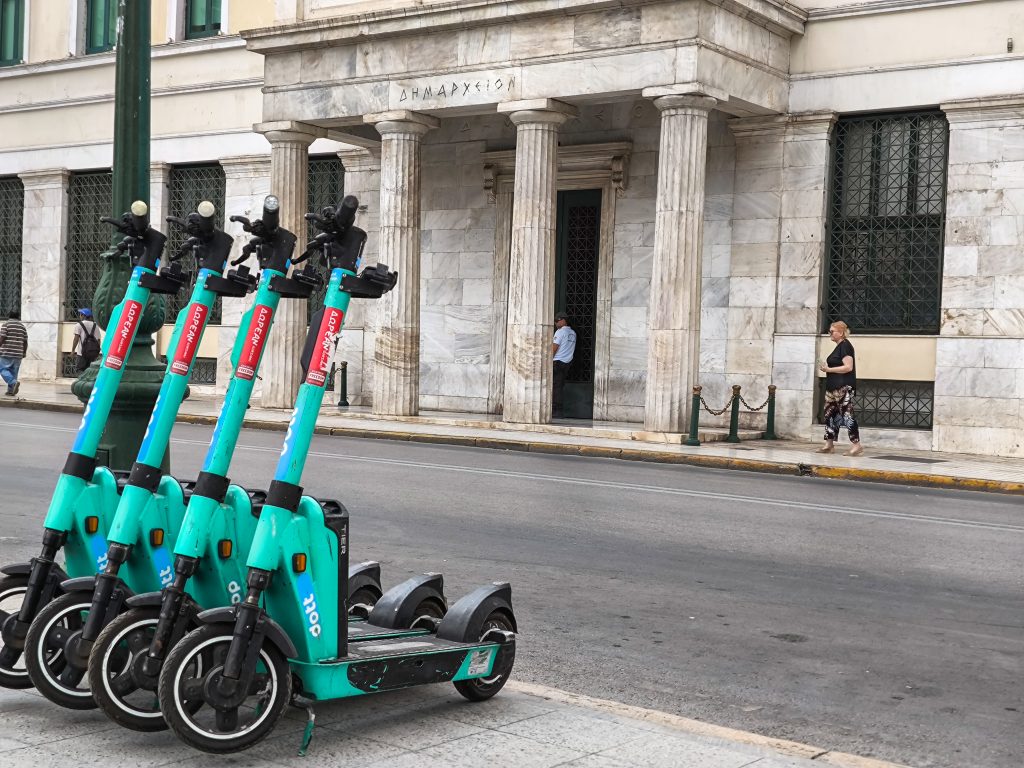 Αλκοτέστ και για τα πατίνια – Γιατί πέτυχε η διαχείρισή τους σε άλλες χώρες