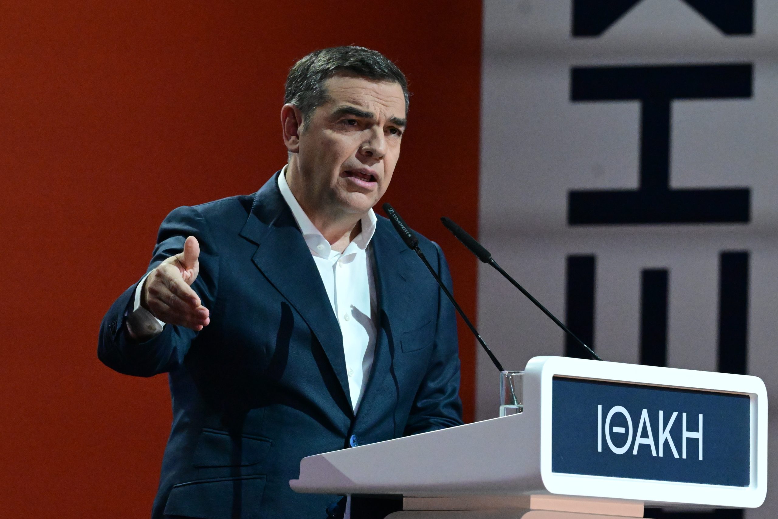 Live &eta; &pi;&alpha;&rho;&omicron;&upsilon;&sigma;ί&alpha;&sigma;&eta; &tau;&eta;&sigmaf; &laquo;&Iota;&theta;ά&kappa;&eta;&sigmaf;&raquo; &alpha;&pi;ό &tau;&omicron;&nu; &Alpha;&lambda;έ&xi;&eta; &Tau;&sigma;ί&pi;&rho;&alpha; &sigma;&tau;&eta;&nu; &Pi;ά&tau;&rho;&alpha;