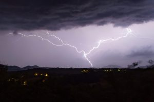 Προσοχή! Έκτακτο δελτίο καιρού: Καταιγίδες και βροχές σε όλη τη χώρα – Η πρόγνωση για τα Χριστούγεννα