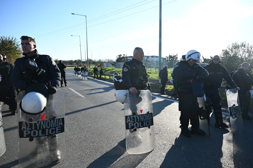 «Ούτε έχουμε, ούτε ρίξαμε πλαστικές σφαίρες σε αγρότες»: Η ΕΛ.ΑΣ απαντά σε δημοσιεύματα
