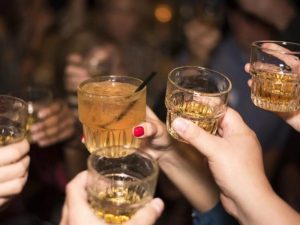 Συναγερμός στο Ηράκλειο: Ανήλικη στο νοσοκομείο από υπερβολική κατανάλωση αλκοόλ – Σύλληψη φίλης και μητέρας