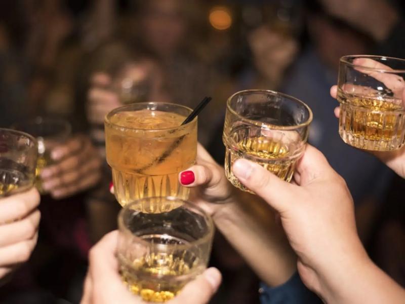 Συναγερμός στο Ηράκλειο: Ανήλικη στο νοσοκομείο από υπερβολική κατανάλωση αλκοόλ – Σύλληψη φίλης και μητέρας