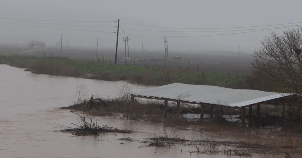 Κακοκαιρία Byron: Υπερχείλισε ο ποταμός Ενιπέας – Εκκένωση οικισμού με εντολή του 112