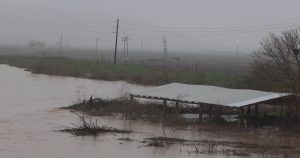Κακοκαιρία Byron: Υπερχείλισε ο ποταμός Ενιπέας – Εκκένωση οικισμού με εντολή του 112