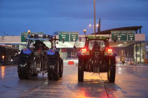 Αγρότες: «Ουρές» χιλιομέτρων από ακινητοποιημένες νταλίκες στον Προμαχώνα