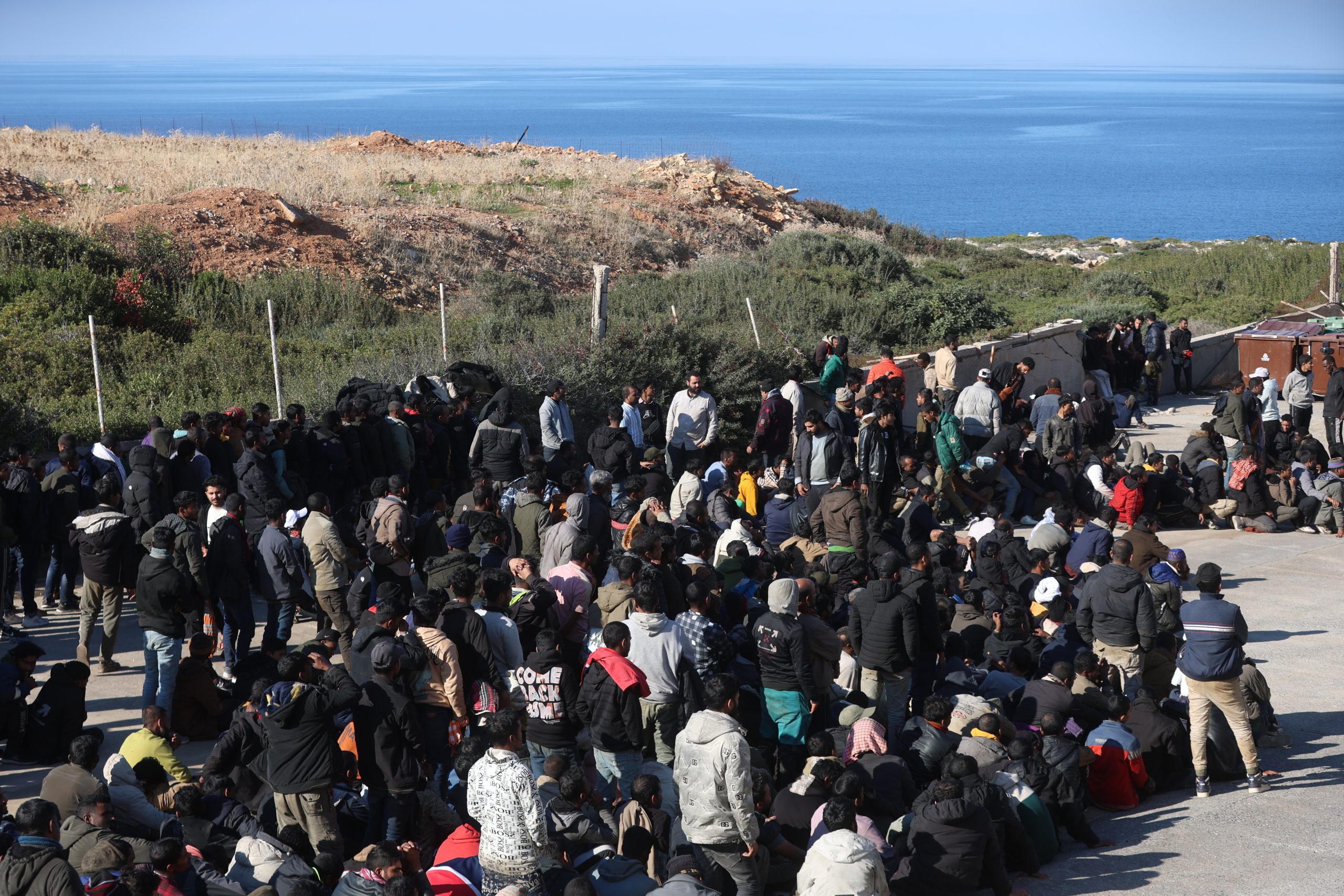 &Pi;ά&nu;&omega; &alpha;&pi;ό 1.000 &mu;&epsilon;&tau;&alpha;&nu;ά&sigma;&tau;&epsilon;&sigmaf; &sigma;&epsilon; &delta;ύ&omicron; 24&omega;&rho;&alpha; &sigma;&tau;&eta;&nu; &Kappa;&rho;ή&tau;&eta;