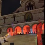 «Ευλογημένο» rave πάρτι σε σκαλιά εκκλησίας στο Γαλάτσι – DJ, φωτορυθμικά και χορός