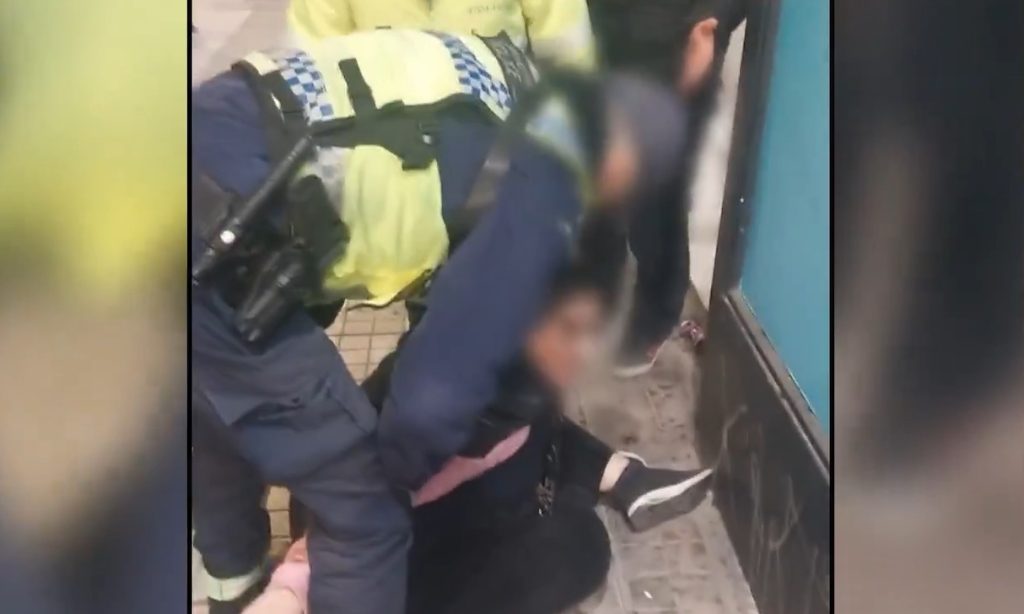 Σοκάρει η βίαιη σύλληψη μιας 40χρονης οδηγού για… παράνομη στάθμευση