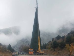 Το μεγαλύτερο χριστουγεννιάτικο δέντρο της Ευρώπης φωταγωγείται στο φαράγγι της Σαμαριάς