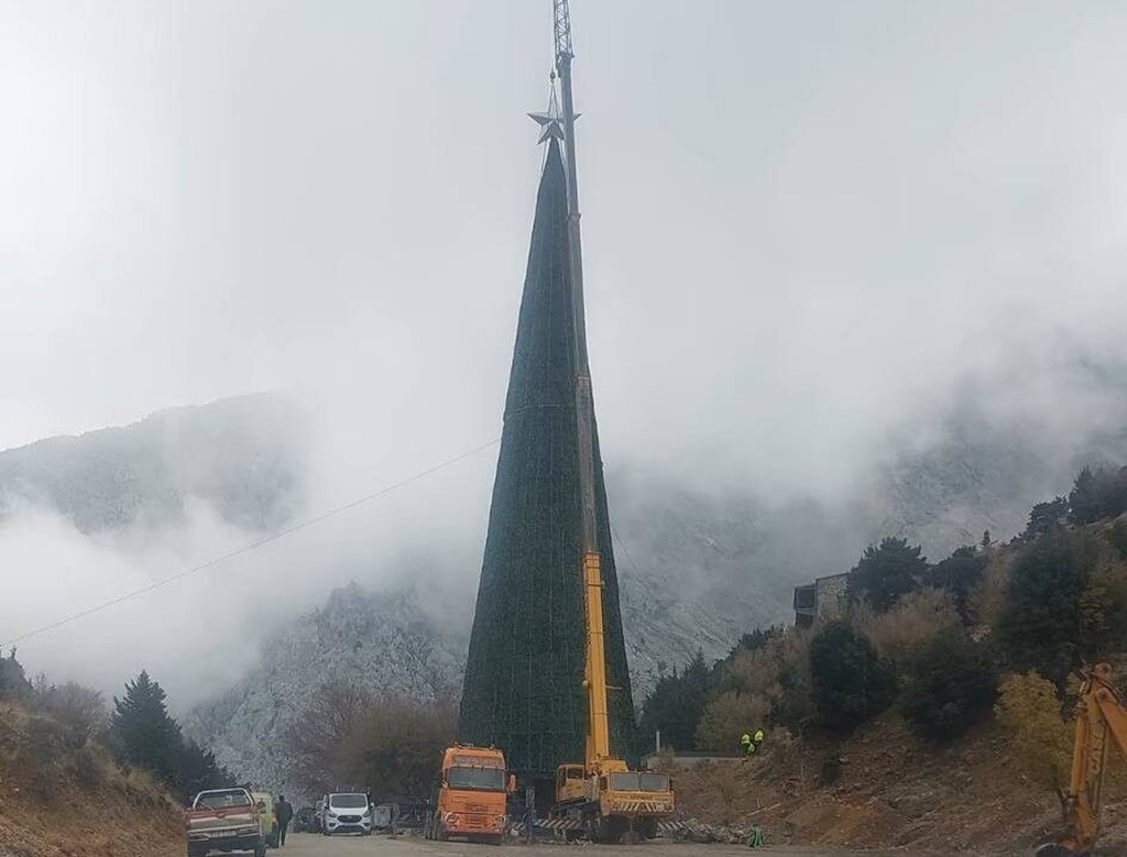 Το μεγαλύτερο χριστουγεννιάτικο δέντρο της Ευρώπης φωταγωγείται στο φαράγγι της Σαμαριάς