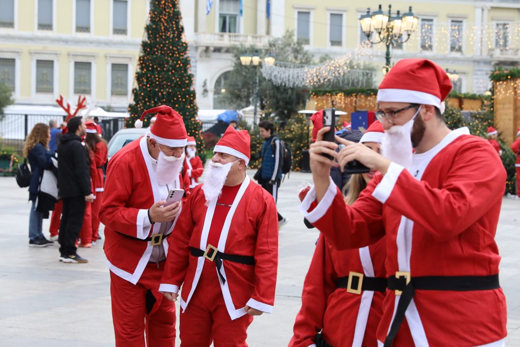 «Βούλιαξε» με Άγιους Βασίληδες το κέντρο – Πάνω από χίλιοι δρομείς στο φετινό Santa Run της Αθήνας