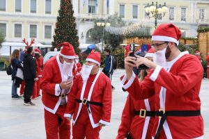 «Βούλιαξε» με Άγιους Βασίληδες το κέντρο – Πάνω από χίλιοι δρομείς στο φετινό Santa Run της Αθήνας