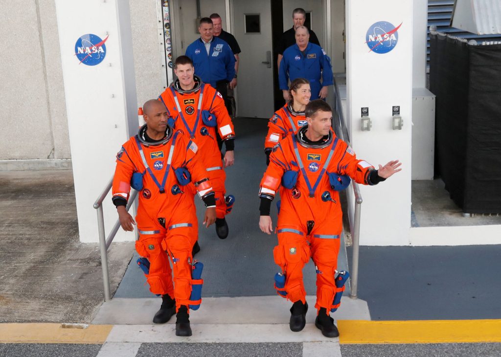 Μασκ και Μπέζος στη νέα κούρσα για την κατάκτηση της Σελήνης