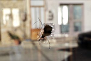 Παραλίγο τραγωδία στην Κρήτη: Σφαίρα από μπαλωθιά καρφώθηκε σε παράθυρο