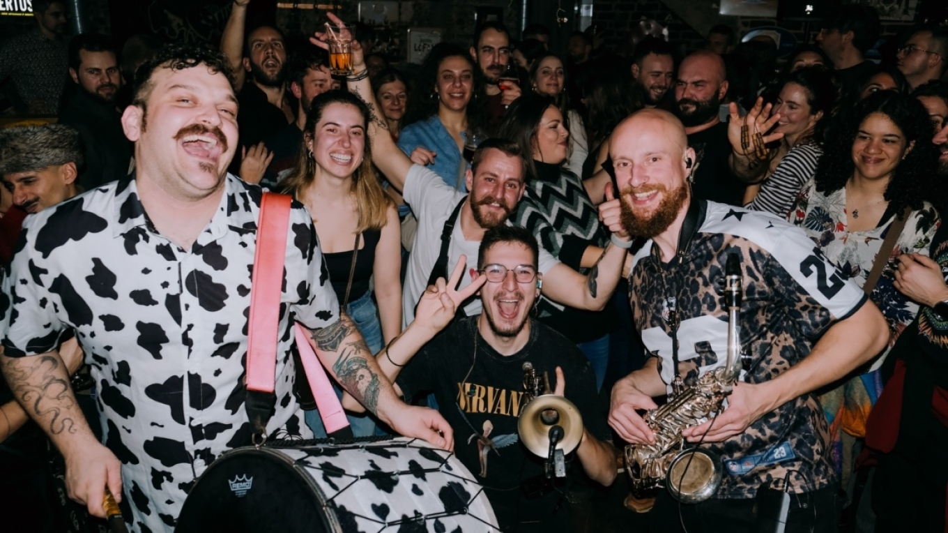 &Phi;&lambda;ώ&rho;&iota;&nu;&alpha;: &Mu;&pi;ά&nu;&tau;&alpha; &kappa;&alpha;&tau;&alpha;&gamma;&gamma;έ&lambda;&lambda;&epsilon;&iota; &tau;&omicron;&nu; &delta;ή&mu;&alpha;&rho;&chi;&omicron; &gamma;&iota;&alpha; &delta;&iota;&alpha;&kappa;&omicron;&pi;ή &sigma;&upsilon;&nu;&alpha;&upsilon;&lambda;ί&alpha;&sigmaf; &tau;&eta;&sigmaf;