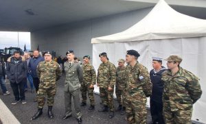 Στρατεύσιμοι βρέθηκαν στο πλευρό των αγροτών στο μπλόκο της Νίκαιας (βίντεο)