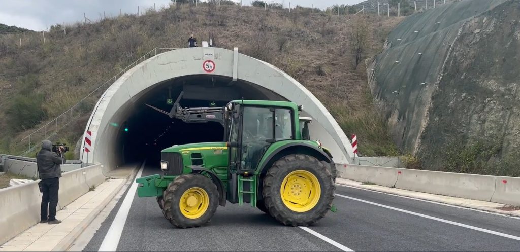 Ανυποχώρητοι οι αγρότες: Πεντάωρος αποκλεισμός των Τεμπών – Πού υπάρχουν μπλόκα σε όλη τη χώρα