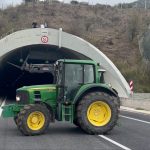 Ανυποχώρητοι οι αγρότες: Πεντάωρος αποκλεισμός των Τεμπών – Πού υπάρχουν μπλόκα σε όλη τη χώρα