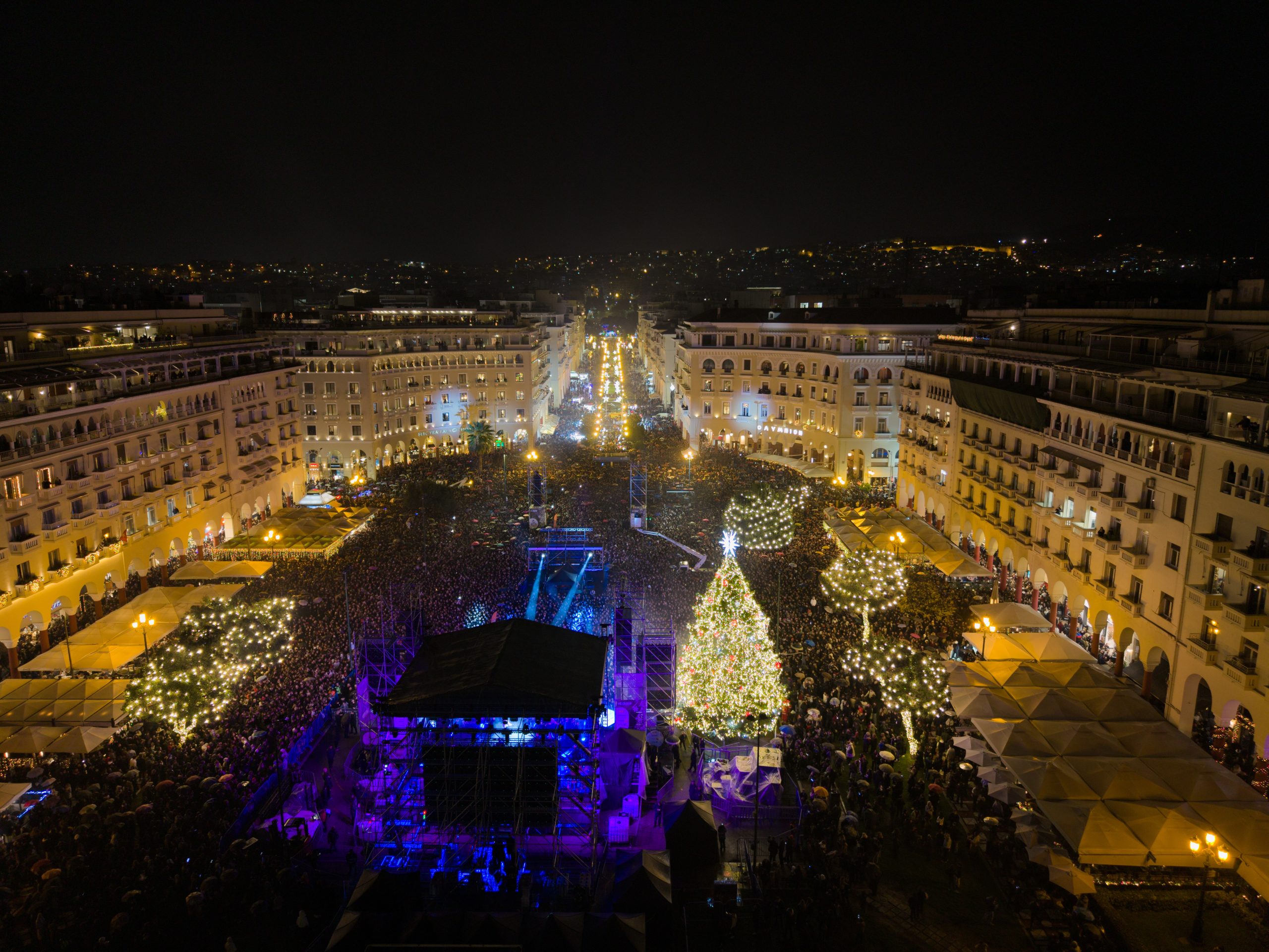 Θεσσαλονίκη: Με... βροχή και Αντώνη Ρέμο άναψε το χριστουγεννιάτικο δέντρο στην πλατεία Αριστοτέλους (φωτογραφίες)