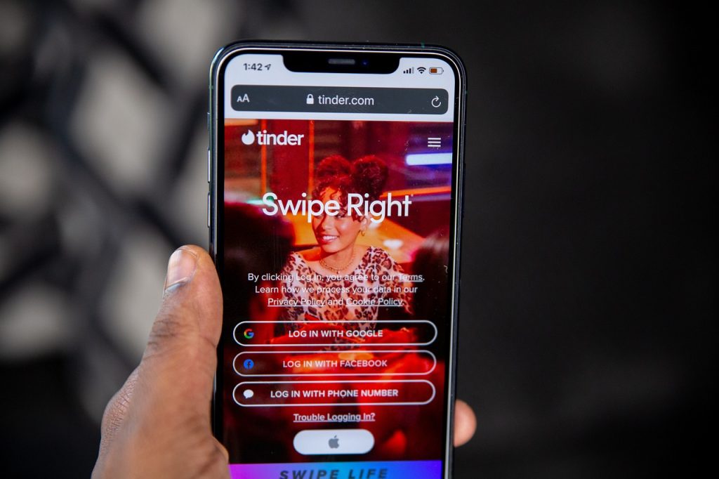 2012 – Ο έρωτας περνάει από το Tinder: Κάνε… swipe τον βάτραχο σου