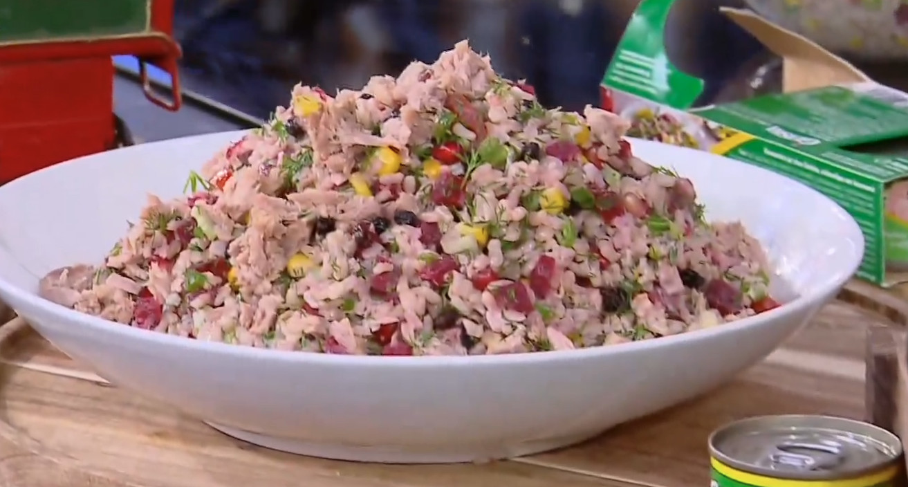 Ο Δημήτρης Σκαρμούτσος ετοιμάζει τονοσαλάτ&al