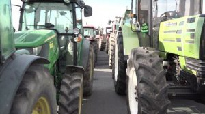 Πυκνώνουν την παρουσία τους στα μπλόκα οι αγρότες – Επεισόδια στη Θεσσαλονίκη – Δυσκολεύουν οι μετακινήσεις