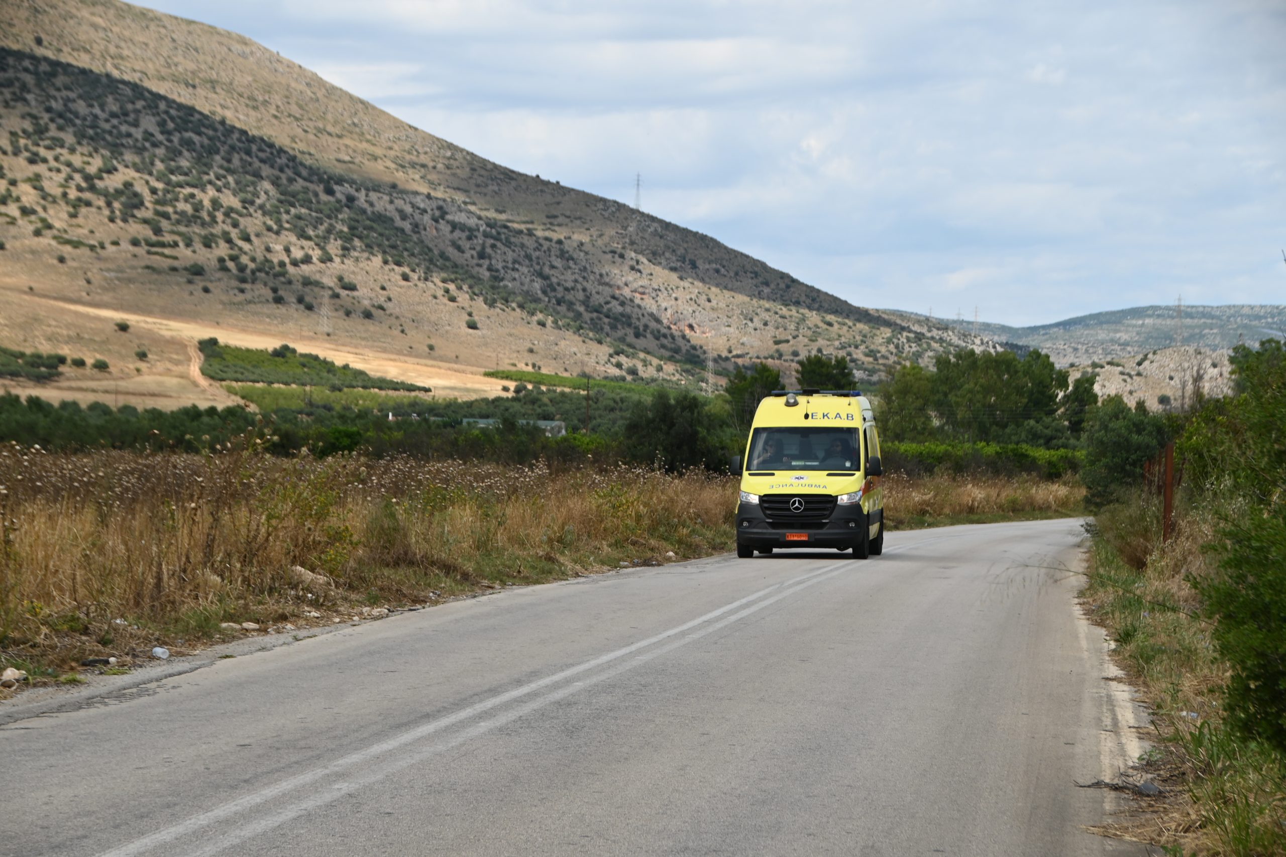 Κέρκυρα: Βουτιά θανάτου για ΙΧ με μάνα και κόρη - Επεσε από ύψος επτά μέτρων σε ποτάμι