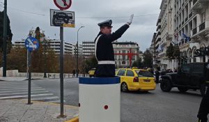 Αναβίωσε το «βαρέλι» στο Σύνταγμα – 90 χρόνια από το πρώτο δώρο στον Τροχονόμο