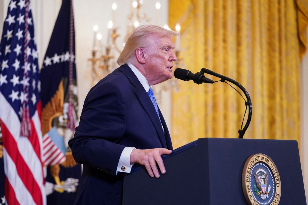 Ο  Τραμπ διατάσσει πλήρη ναυτικό αποκλεισμό της Βενεζουέλας – Χαρακτήρισε το καθεστώς Μαδούρο «τρομοκρατική οργάνωση»