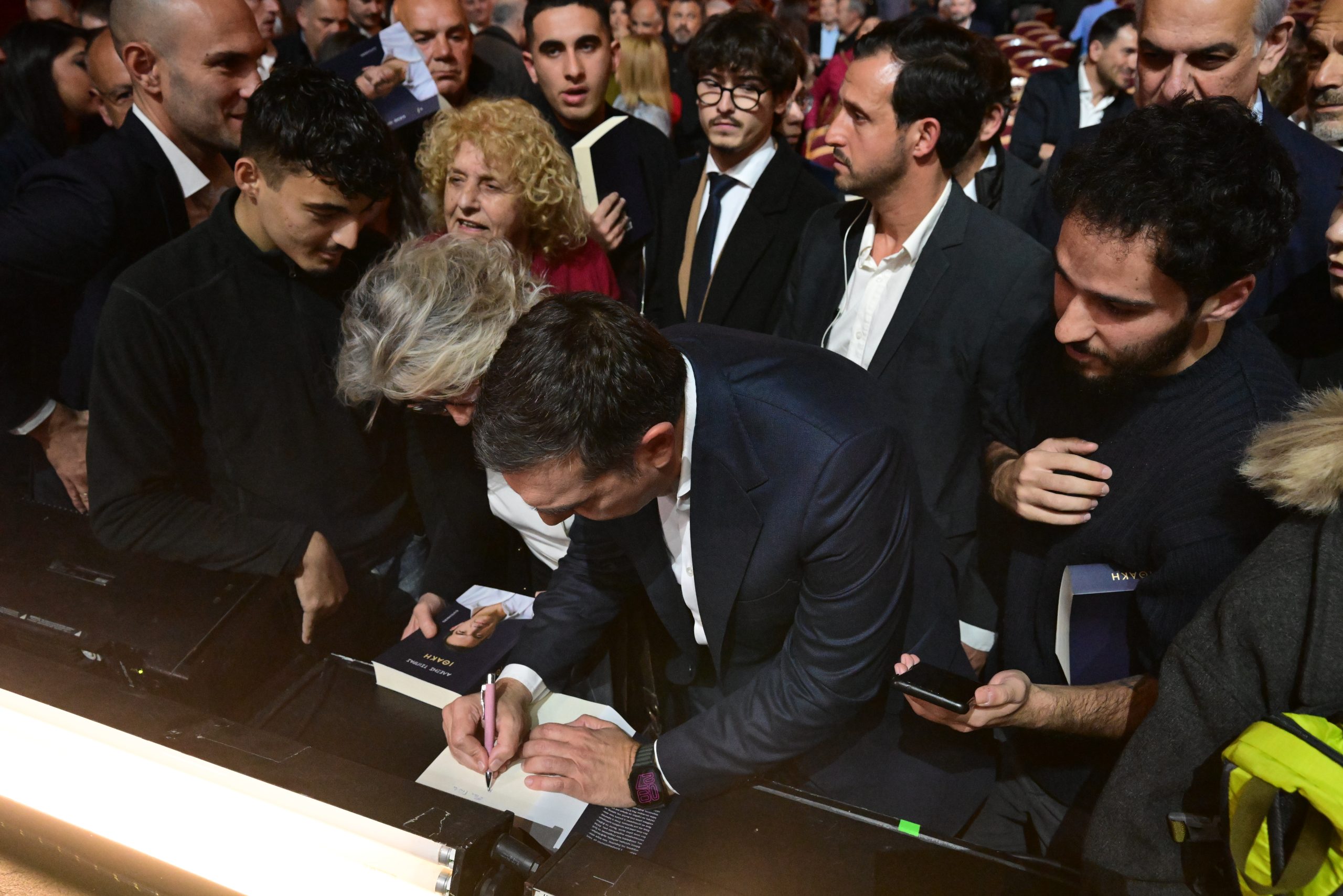 Ο Αλέξης Τσίπρας υπέγραψε την «Ιθάκη» στον πρώτο που την αγόρασε - Δείτε την αφιέρωσή του