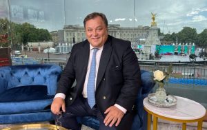 Ρόμπρετ Τζόμπσον στα «ΝΕΑ»: Το μεγάλο ξεκαθάρισμα του Οίκου των Ουίνδσορ