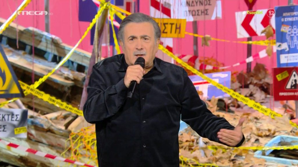 «Είστε η κυβέρνηση του Φραπέ, του Χασάπη και της Ferrari» – Το μήνυμα του Λάκη Λαζόπουλου μέσα από το «Αλ Τσαντίρι Νιούζ»