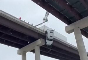 Βιρτζίνια: Διασώστες έσωσαν οδηγό νταλίκας που κρεμόταν για ώρες από γέφυρα 30 μέτρων