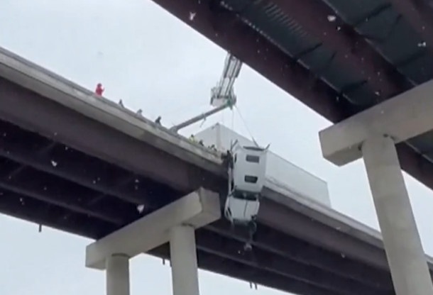 Βιρτζίνια: Διασώστες έσωσαν οδηγό νταλίκας που κρεμόταν για ώρες από γέφυρα 30 μέτρων