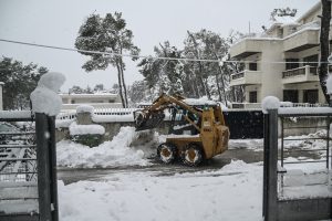 Οι 48 ώρες που θα παγώσει η Ελλάδα: Τα χιόνια στα βόρεια της Αττικής και το θερμικό σοκ των 35 βαθμών