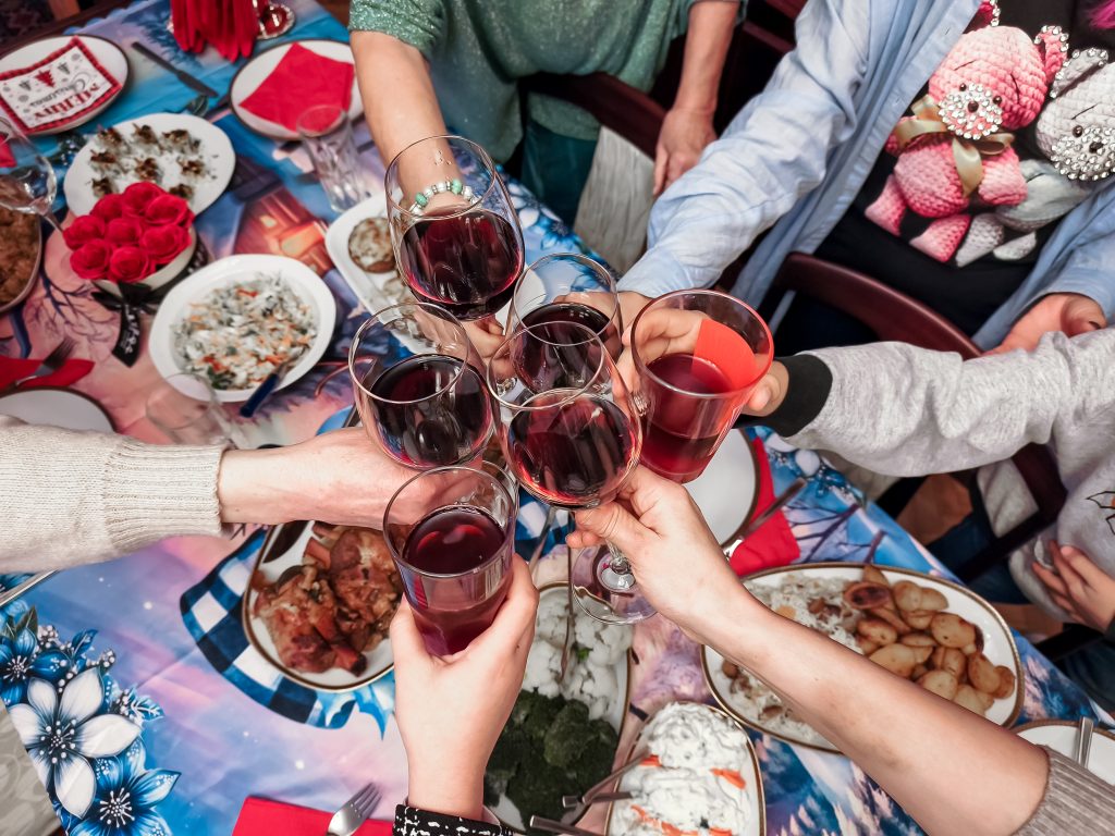 Γεμάτα τα χριστουγεννιάτικα τραπέζια – Εορταστικά μενού σε ταβέρνες και εστιατόρια