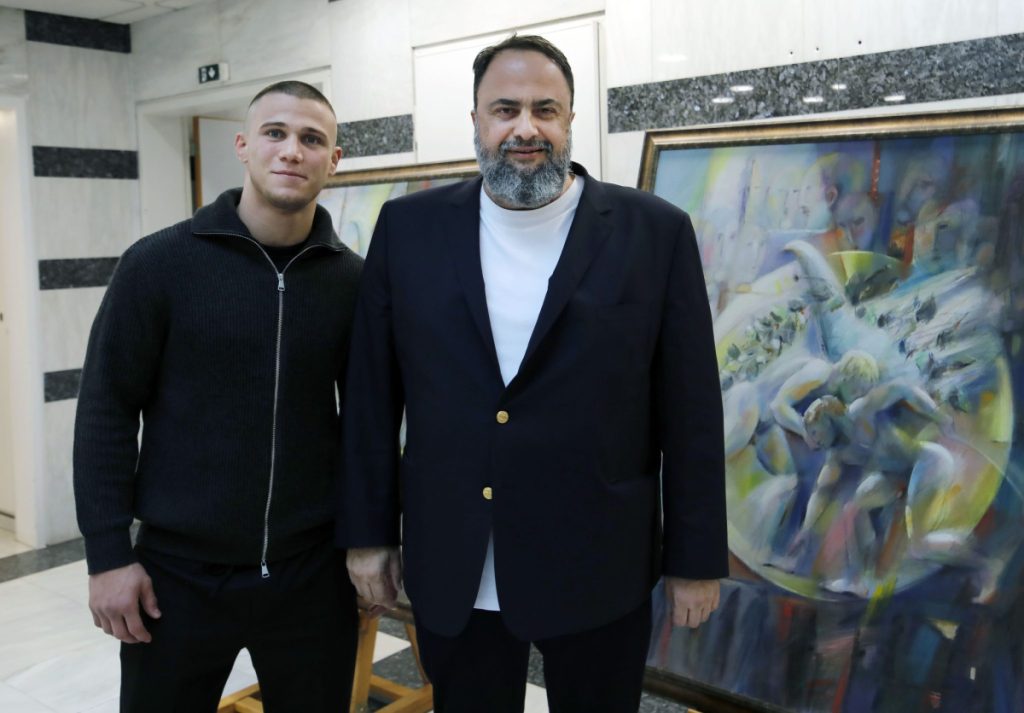 Ο ΠΣΑΤ βράβευσε τον Βαγγέλη Μαρινάκη, για την τεράστια προσφορά του στον ελληνικό αθλητισμό