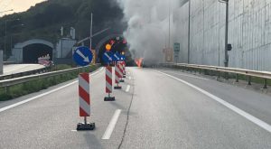 Εγνατία Οδός: Βανάκι τυλίχθηκε στις φλόγες εν κινήσει – Πού έχει διακοπεί η κυκλοφορία (video)