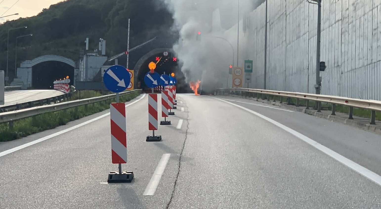 &Epsilon;&gamma;&nu;&alpha;&tau;ί&alpha; &Omicron;&delta;ό&sigmaf;: &Beta;&alpha;&nu;ά&kappa;&iota; &tau;&upsilon;&lambda;ί&chi;&theta;&eta;&kappa;&epsilon; &sigma;&tau;&iota;&sigmaf; &phi;&lambda;ό&gamma;&epsilon;&sigmaf; &epsilon;&nu; &kappa;&iota;&nu;ή&sigma;&epsilon;&iota; &ndash; &Pi;&omicron;ύ έ&chi;&epsilon;&iota; &delta;&iota;&alpha;&kappa;&omicron;&pi;&epsilon;ί &eta; &kappa;&upsilon;&kappa;&lambda;&omicron;&phi;&omicron;&rho;ί&alpha; (video)