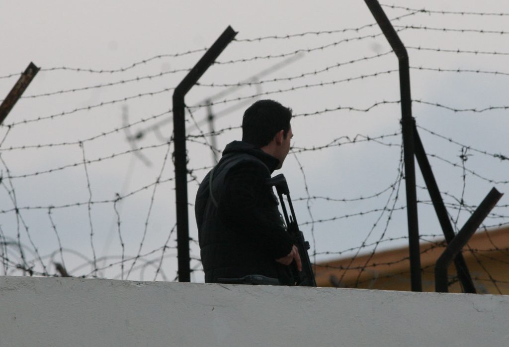 Άγρια δολοφονία μέσα στις φυλακές Κορυδαλλού – Νεκρός Αλβανός βαρυποινίτης