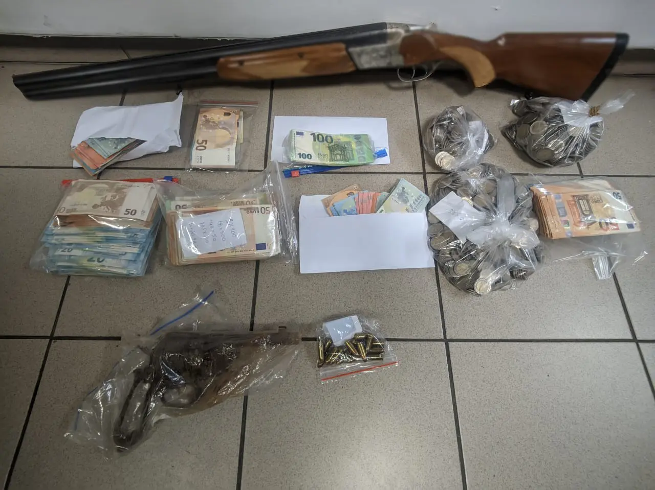 &Epsilon;&xi;&alpha;&rho;&theta;&rho;ώ&theta;&eta;&kappa;&epsilon; &kappa;ύ&kappa;&lambda;&omega;&mu;&alpha; &lambda;&alpha;&theta;&rho;&alpha;ί&omega;&nu; &tau;&sigma;&iota;&gamma;ά&rho;&omega;&nu;: 14 &sigma;&upsilon;&lambda;&lambda;ή&psi;&epsilon;&iota;&sigmaf; &sigma;&epsilon; &Alpha;&theta;ή&nu;&alpha; &kappa;&alpha;&iota; &Theta;&epsilon;&sigma;&sigma;&alpha;&lambda;&omicron;&nu;ί&kappa;&eta; &ndash; &Omicron;&iota; &laquo;&epsilon;&gamma;&kappa;έ&phi;&alpha;&lambda;&omicron;&iota;&raquo;, &eta; &iota;&epsilon;&rho;&alpha;&rho;&chi;ί&alpha; &kappa;&alpha;&iota; &omicron; &tau;&rho;ό&pi;&omicron;&sigmaf; &delta;&rho;ά&sigma;&eta;&sigmaf;