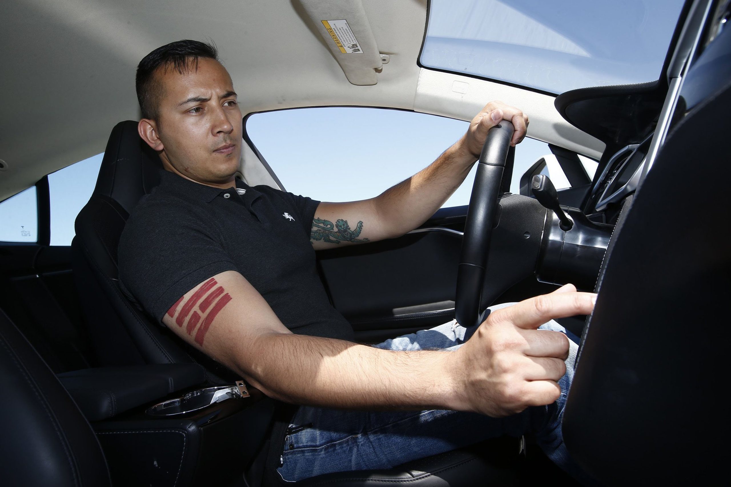 Οδηγός ενός Tesla «έφαγε» πρόστιμο επειδή άλλαζε ρύθμιση στην οθόνη πολυμέσων εν κινήσει