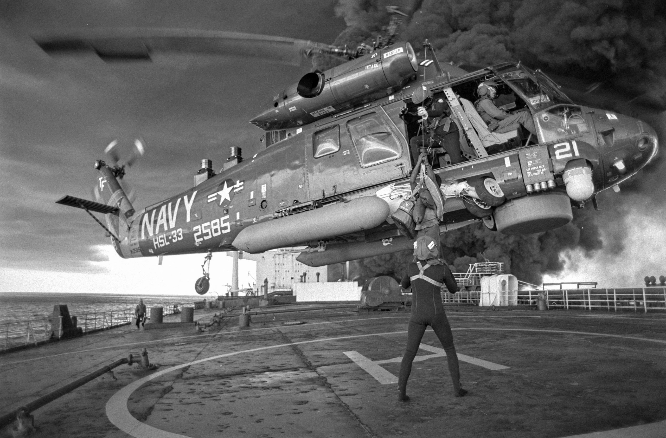 &Tau;&rho;&omicron;&mu;ά&zeta;&omicron;&upsilon;&nu; &omicron;&iota; &phi;ή&mu;&epsilon;&sigmaf; &gamma;&iota;&alpha; &tau;&omicron; &upsilon;&pi;&epsilon;&rho;ό&pi;&lambda;&omicron; &tau;&omicron;&upsilon; &Tau;&rho;&alpha;&mu;&pi; &sigma;&tau;&eta; &Beta;&epsilon;&nu;&epsilon;&zeta;&omicron;&upsilon;έ&lambda;&alpha;: 10 &chi;&rho;ό&nu;&iota;&alpha; &pi;&rho;&iota;&nu; ό&mu;&omega;&sigmaf; &kappa;ά&pi;&omicron;&iota;&omicron;&iota; &chi;&tau;ύ&pi;&eta;&sigma;&alpha;&nu; &laquo;&mu;&epsilon; &alpha;&upsilon;&tau;ό&raquo; &pi;&rho;ά&kappa;&tau;&omicron;&rho;&epsilon;&sigmaf; &tau;&omega;&nu; &Eta;&Pi;&Alpha;