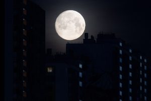 «Φεγγάρι του Λύκου»: Οι πέντε λόγοι που αξίζουν να παρατηρήσεις την πρώτη υπερπανσέληνο του 2026