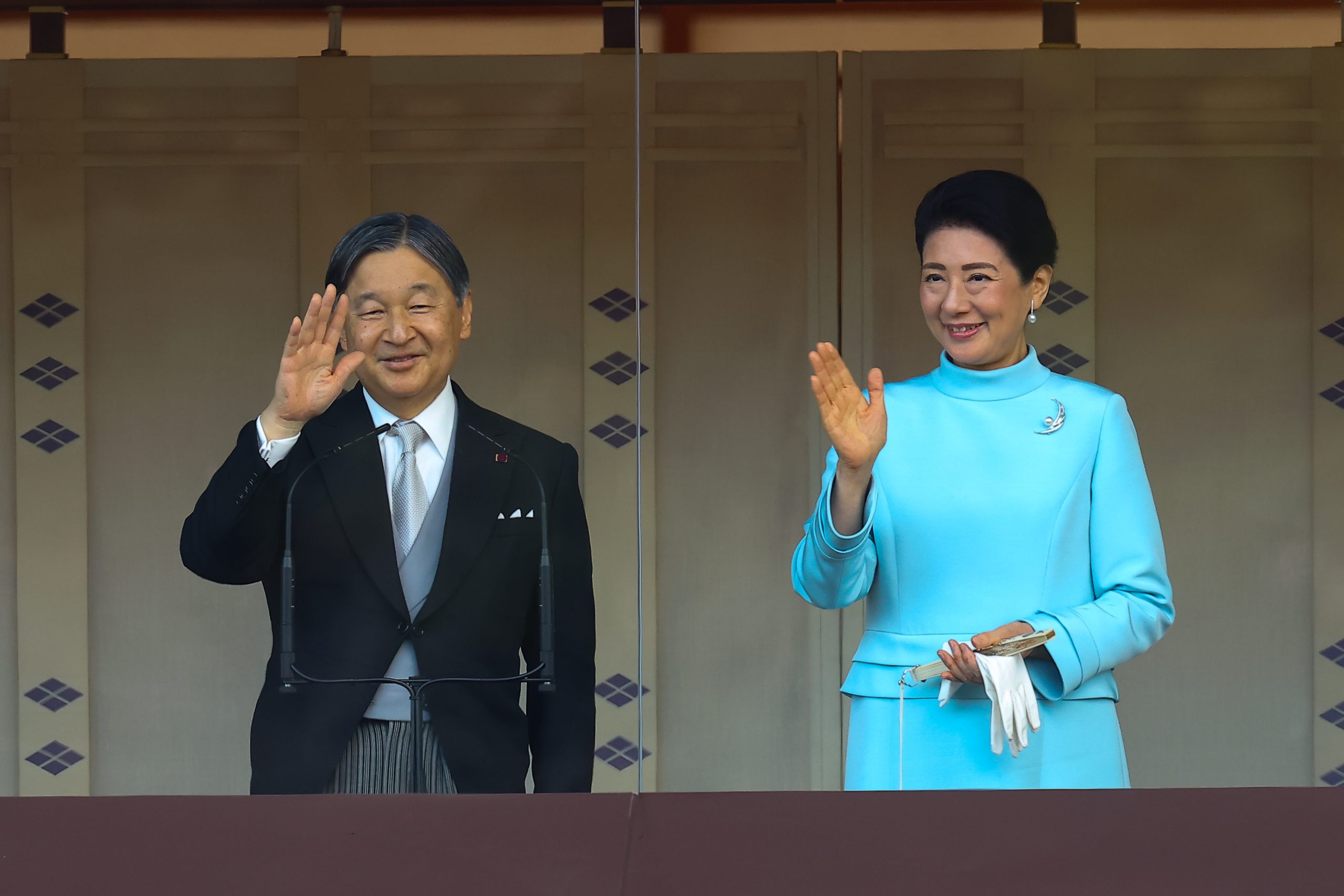 Γδύθηκε μπροστά στον αυτοκράτορα της Ιαπωνίας που χαιρετούσε το πλήθος με την ευκαιρία του νέου έτους